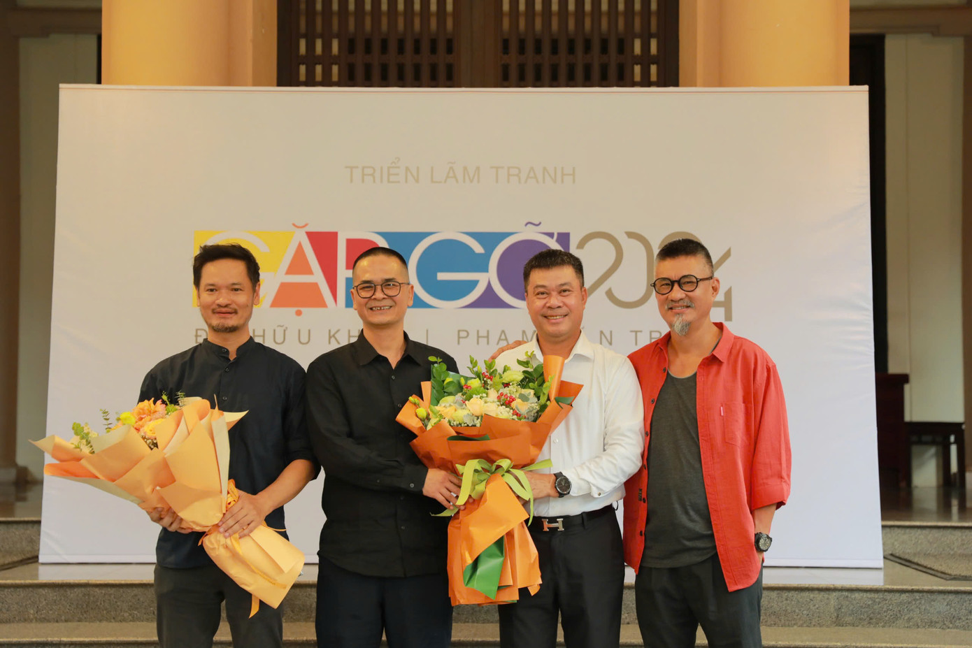 Họa sĩ Đỗ Hữu Khôi (thứ hai từ trái sang) tại lễ khai mạc triển lãm chiều 1/8.