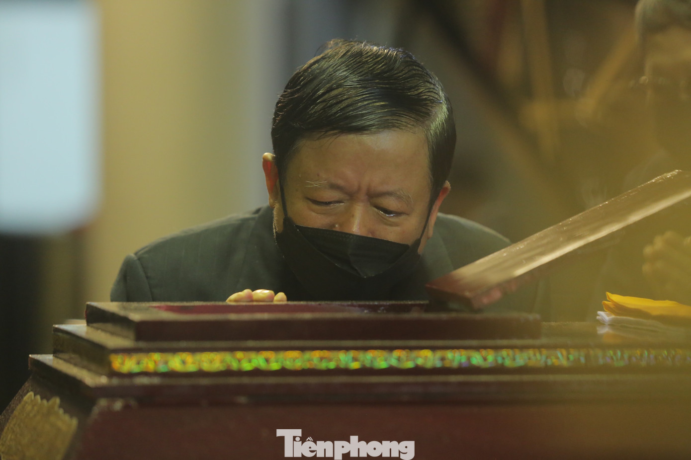 Nhạc sĩ Đỗ Hồng Quân theo học lớp piano của NGND Thái Thị Liên từ năm 7 tuổi. “Cuộc đời và sự nghiệp của bác để lại cho đời là tấm gương sáng để các thế hệ văn nghệ sĩ noi theo”, nhạc sĩ Đỗ Hồng Quân ghi trong sổ tang. Ảnh: DUY PHẠM.