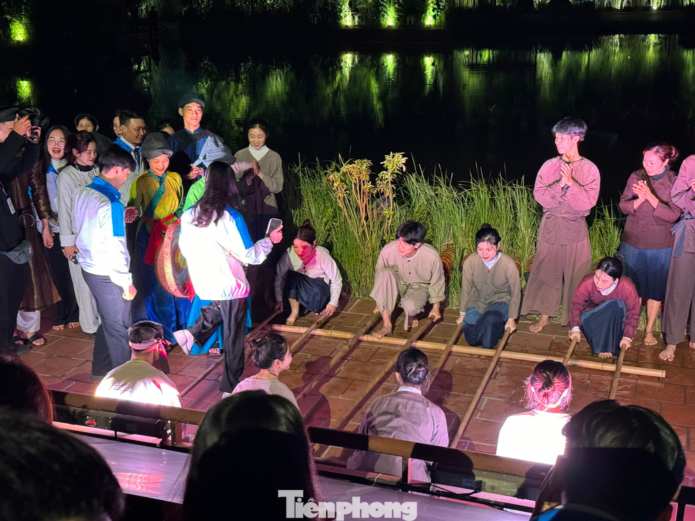 Các đại biểu tham gia múa sạp cùng dàn diễn viên của chương trình.