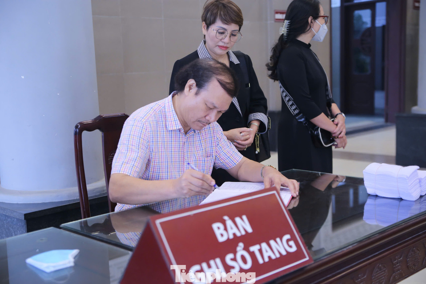 NSND Lê Tiến Thọ (trái) và NSND Nguyễn Hải ghi sổ tang. NSND Lê Tiến Thọ (trái) và NSND Nguyễn Hải ghi sổ tang.