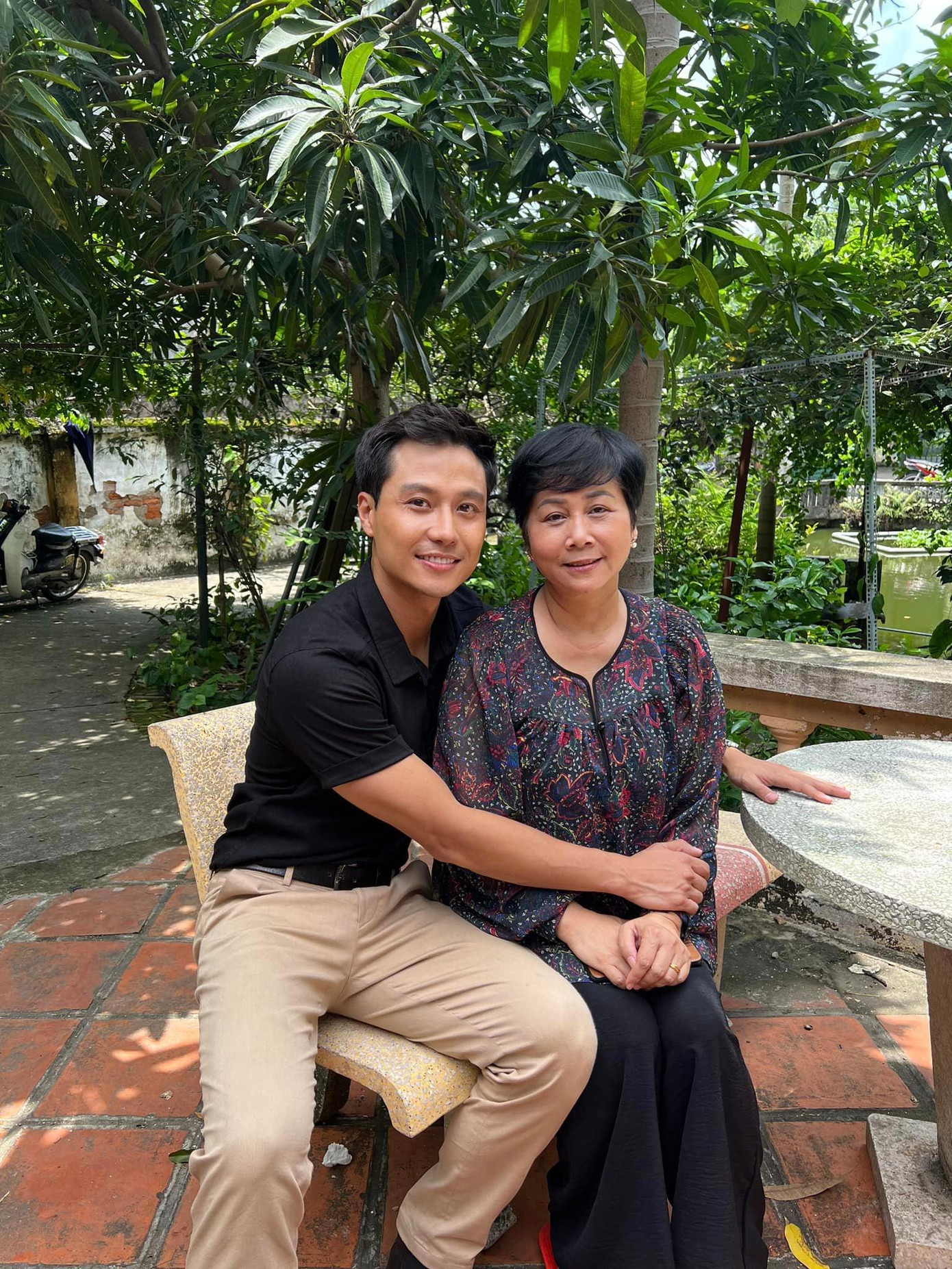 Thanh Sơn đảm nhận vai Vũ trong "Đấu trí" công tác ở Nhà hát Tuổi trẻ cùng NSND Minh Hằng trước khi nghệ sĩ nghỉ chế độ. Ảnh: FBNV Thanh Sơn đảm nhận vai Vũ trong "Đấu trí" công tác ở Nhà hát Tuổi trẻ cùng NSND Minh Hằng trước khi nghệ sĩ nghỉ chế độ. Ảnh: FBNV