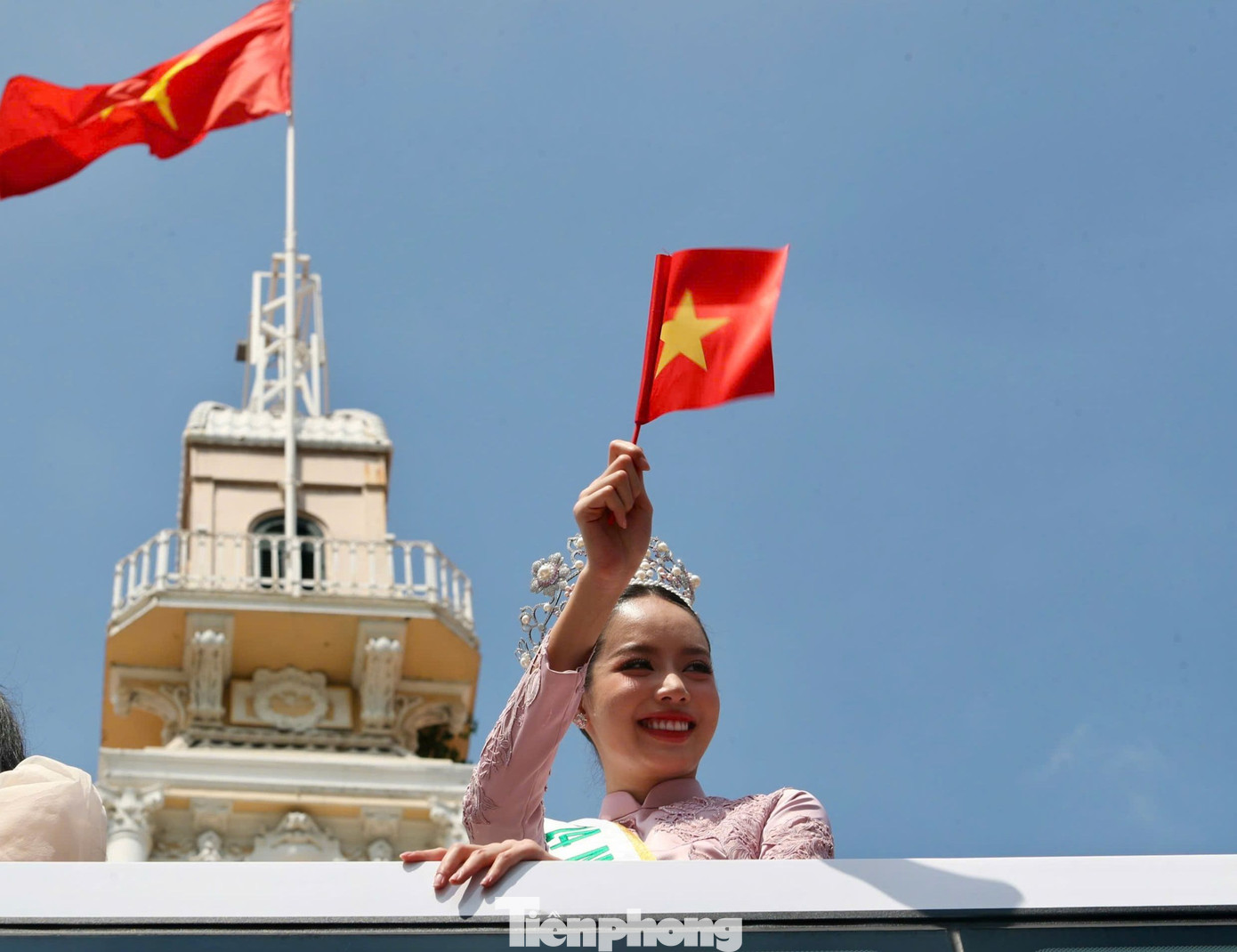 Hoa hậu Quốc tế 2024 đi qua nhiều địa danh nổi tiếng ở TPHCM như Dinh Độc Lập, UBND TPHCM, phố Nguyễn Huệ,... Trong ngày trở về, Huỳnh Thị Thanh Thủy chọn lối trang điểm nhẹ nhàng với tông hồng. Cô diện áo dài khoe vẻ thanh lịch. Thanh Thủy không giấu được sự xúc động khi về nước. Hoa hậu Quốc tế 2024 đi qua nhiều địa danh nổi tiếng ở TPHCM như Dinh Độc Lập, UBND TPHCM, phố Nguyễn Huệ,... Trong ngày trở về, Huỳnh Thị Thanh Thủy chọn lối trang điểm nhẹ nhàng với tông hồng. Cô diện áo dài khoe vẻ thanh lịch. Thanh Thủy không giấu được sự xúc động khi về nước.