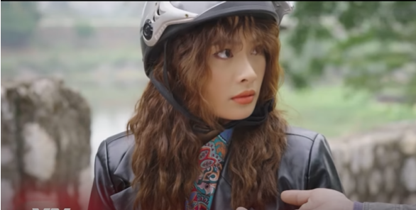 Nhài nhận được chiếc dây chuyền từ Tố. Ảnh: CMH. Nhài nhận được chiếc dây chuyền từ Tố. Ảnh: CMH.