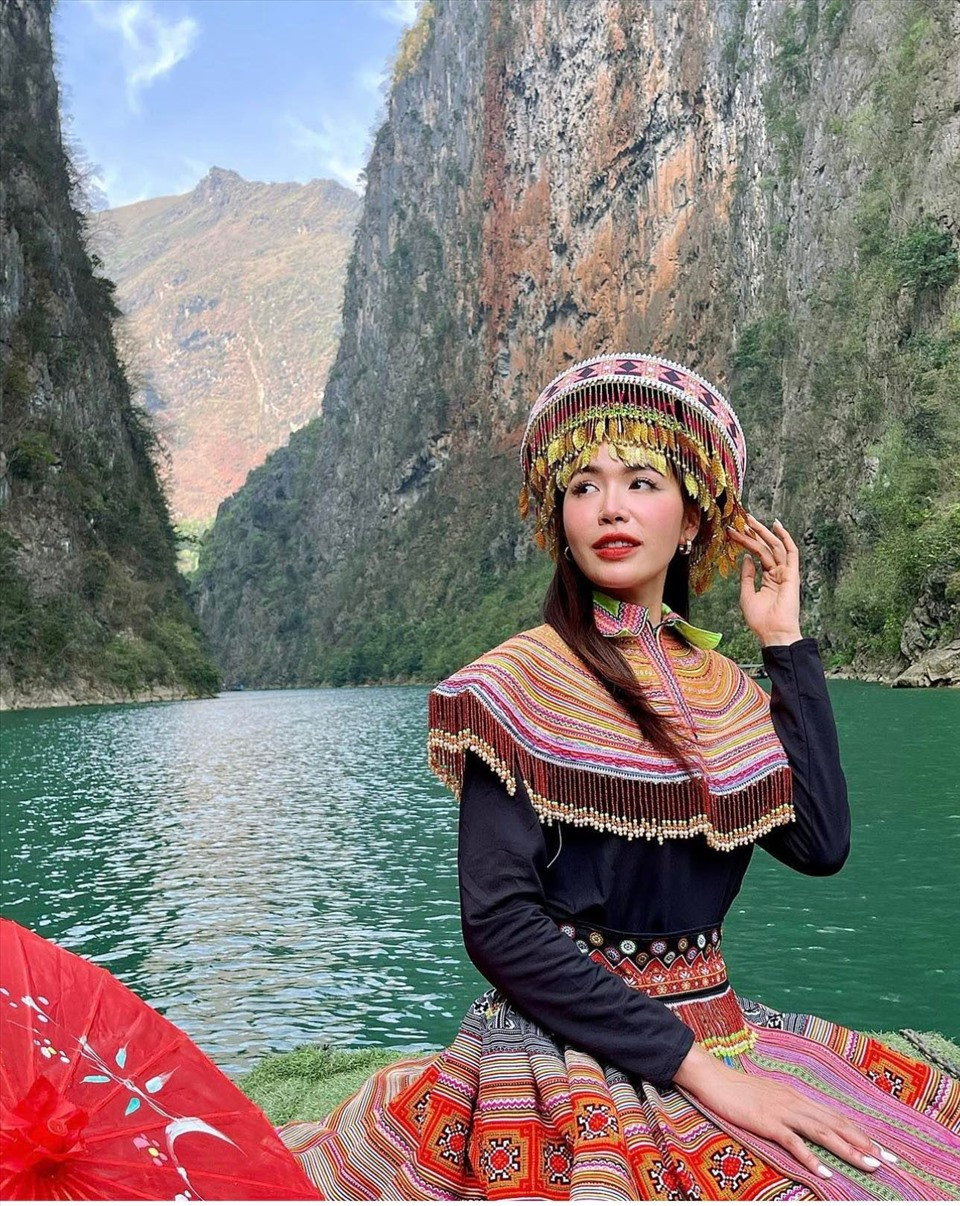 Du khách được khuyến khích mặc trang phục truyền thống khi tham quan sông Nho Quế.