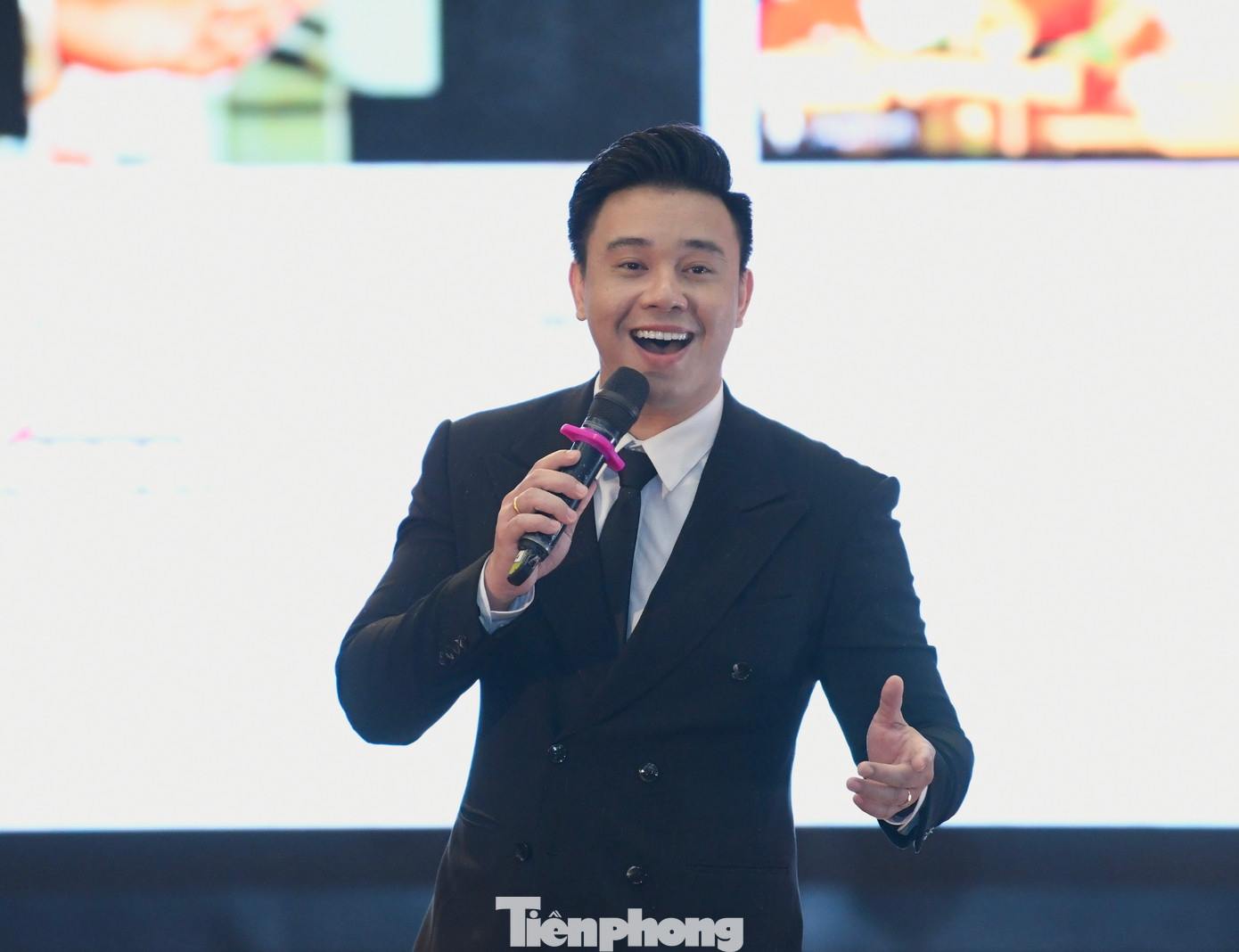 Ca sĩ Đông Hùng hâm nóng chương trình Nâng bước thủ khoa 2023 bằng hai ca khúc Tôi là người Việt Nam và Vinh quang đang chờ ta. Đông Hùng cũng là "người quen" của báo Tiền Phong. Anh luôn nhiệt tình tham gia các sự kiện, hoạt động xã hội do báo tổ chức.