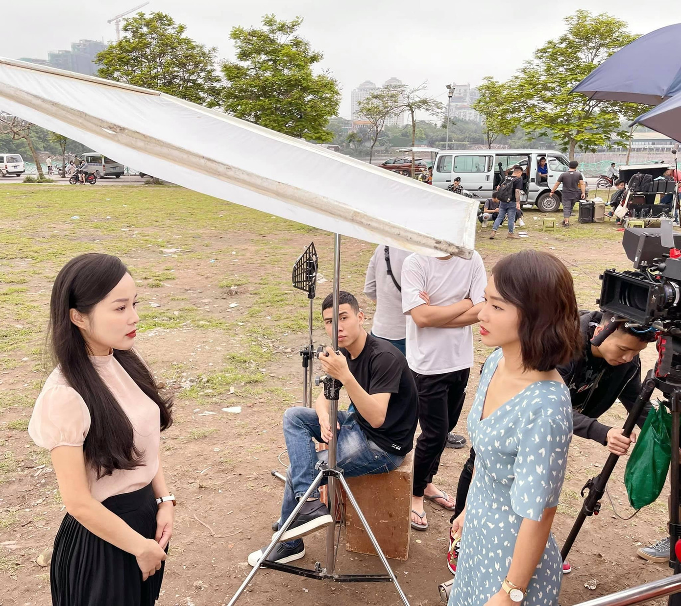 Là người phụ nữ tình cảm, chân thành nhưng Thu vẫn không có được sự đón nhận từ phía con gái của người yêu. Cả hai có những phân cảnh căng thẳng khi Thu bị Tuệ Nhi trách móc nặng lời. Minh Hương cũng tiết lộ những cảnh trên phim của cô đều là buồn bã, suy tư, hiếm có giây phút nhân vật Thu được vui vẻ. Là người phụ nữ tình cảm, chân thành nhưng Thu vẫn không có được sự đón nhận từ phía con gái của người yêu. Cả hai có những phân cảnh căng thẳng khi Thu bị Tuệ Nhi trách móc nặng lời. Minh Hương cũng tiết lộ những cảnh trên phim của cô đều là buồn bã, suy tư, hiếm có giây phút nhân vật Thu được vui vẻ.