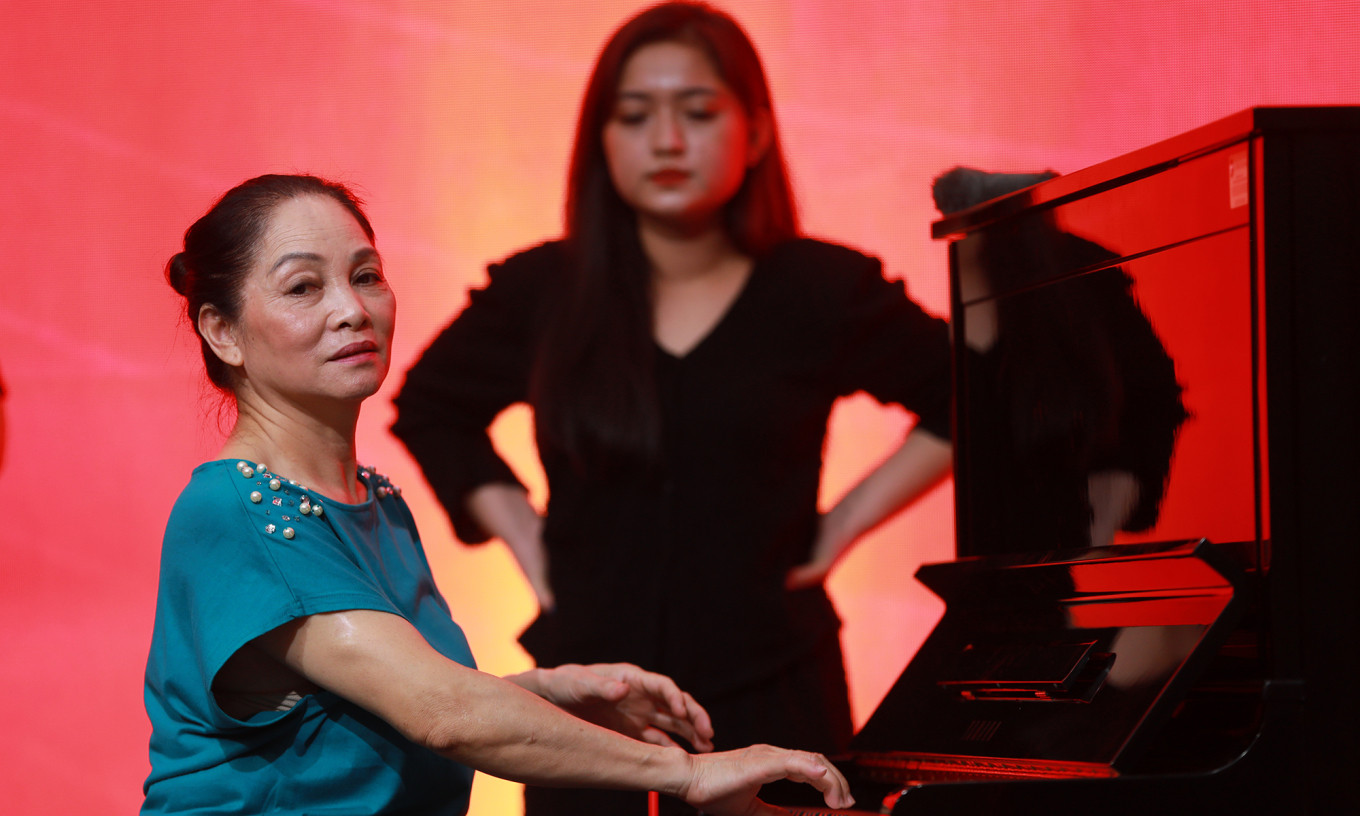 Đại tá, NSƯT Hà Thủy chuyên tâm với sự nghiệp giảng dạy hơn 30 năm nay. Đại tá, NSƯT Hà Thủy chuyên tâm với sự nghiệp giảng dạy hơn 30 năm nay.