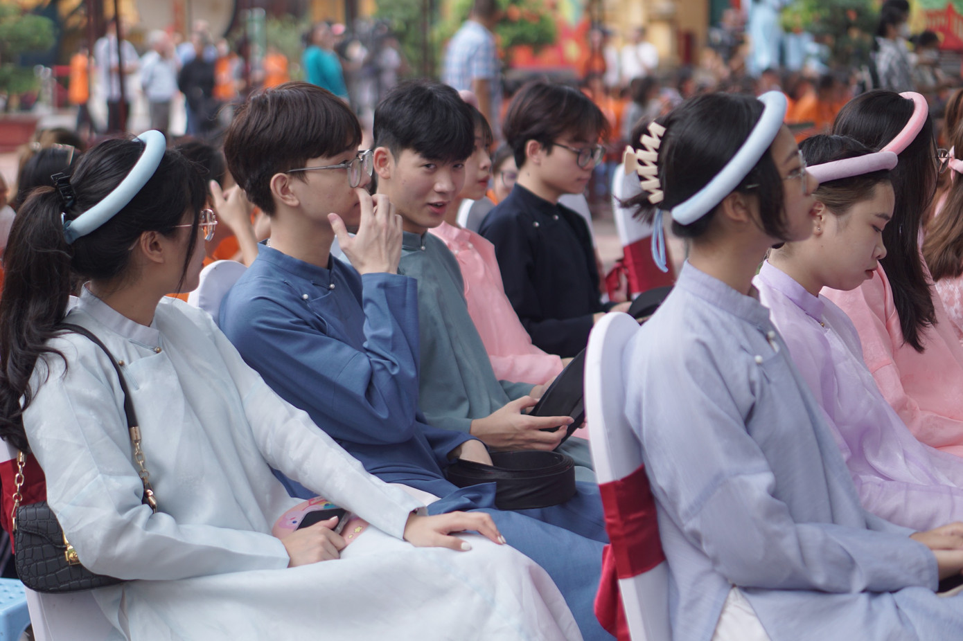 Nhiều bạn trẻ diện cổ phục tới tham dự chương trình.