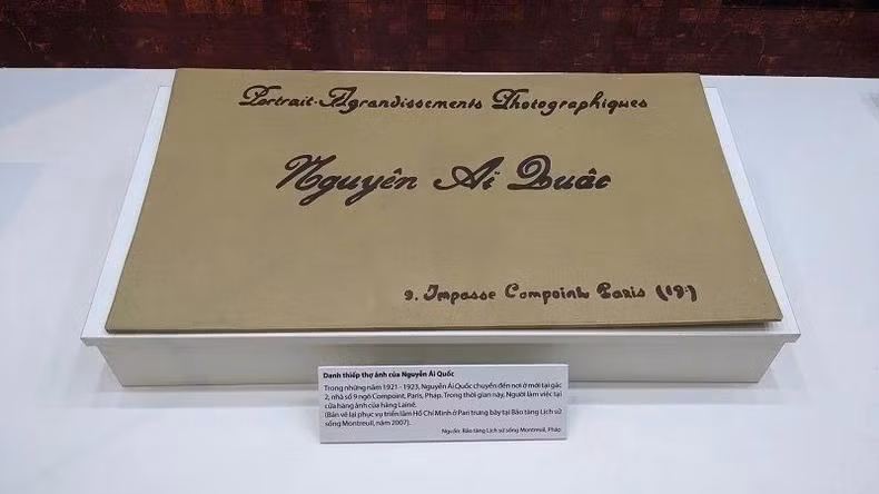 Danh thiếp thợ ảnh của Nguyễn Ái Quốc. Ảnh: BTHCM.