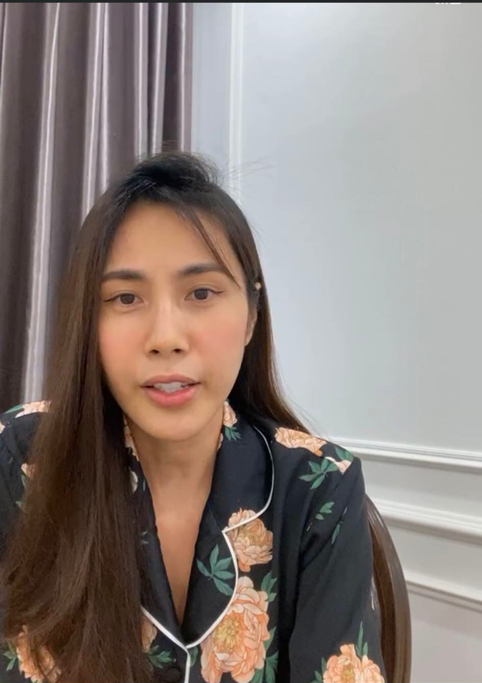 Nữ ca sĩ livestream trên trang cá nhân Facebook, chia sẻ về những ồn ào thời gian qua. Nữ ca sĩ livestream trên trang cá nhân Facebook, chia sẻ về những ồn ào thời gian qua.