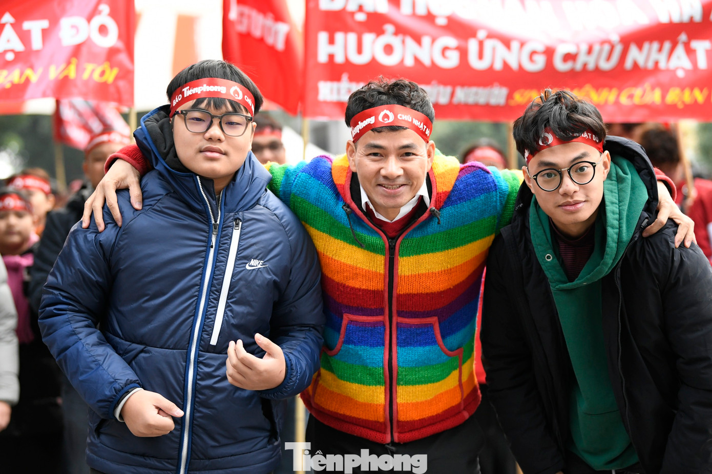 NSƯT Xuân Bắc dẫn hai con trai Khánh Minh và Võ Nguyên (Bi) có mặt từ rất sớm trong ngày hội chính Chủ Nhật Đỏ lần thứ 16, tổ chức sáng 24/12 tại Đại học Bách Khoa Hà Nội. Anh hào hứng tham gia diễu hành, hưởng ứng tinh thần nhân văn, thiện nguyện của chương trình.