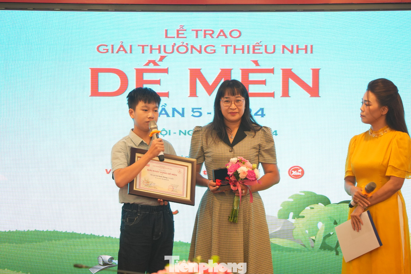 Tác giả nhí Lê Sinh Hùng (trái) giành giải Khát vọng Dế Mèn. Ảnh: Trọng Quân. Tác giả nhí Lê Sinh Hùng (trái) giành giải Khát vọng Dế Mèn. Ảnh: Trọng Quân.