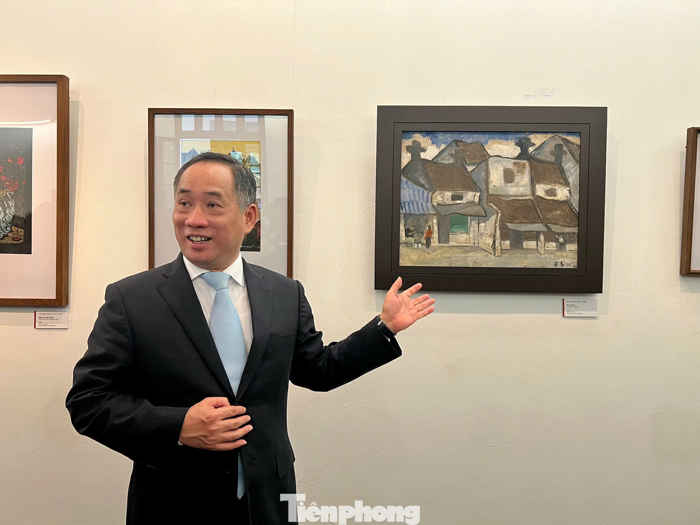 Giám đốc Bảo tàng Mỹ thuật Việt Nam Nguyễn Anh Minh giới thiệu về bức Phố Gia Ngư của họa sĩ Bùi Xuân Phái. Tranh phố cổ Hà Nội của họa sĩ Bùi Xuân Phái vừa cổ kính, vừa hiện thực. Một trong những đặc trưng của kiến trúc phố cổ Hà Nội là nhà cổ được thể hiện rất rõ trong tranh Bùi Xuân Phái. Ông thường vẽ những ngôi nhà cổ mọc san sát nhau, mái ngói nghiêng đầy rêu phong, những mảng tường vôi lở...