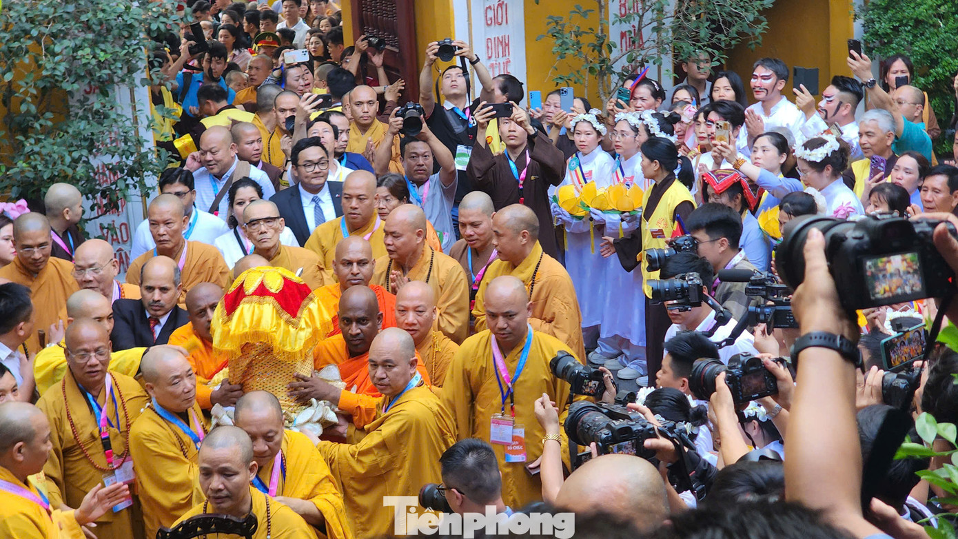 Xá lợi Đức Phật - bảo vật quốc gia Ấn Độ - được cung rước về chùa Quán Sứ.