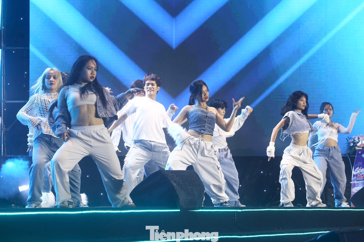 Tiết mục nhảy của sinh viên các trường đại học càng khiến bầu không khí náo nhiệt. Tiết mục nhảy của sinh viên các trường đại học càng khiến bầu không khí náo nhiệt.