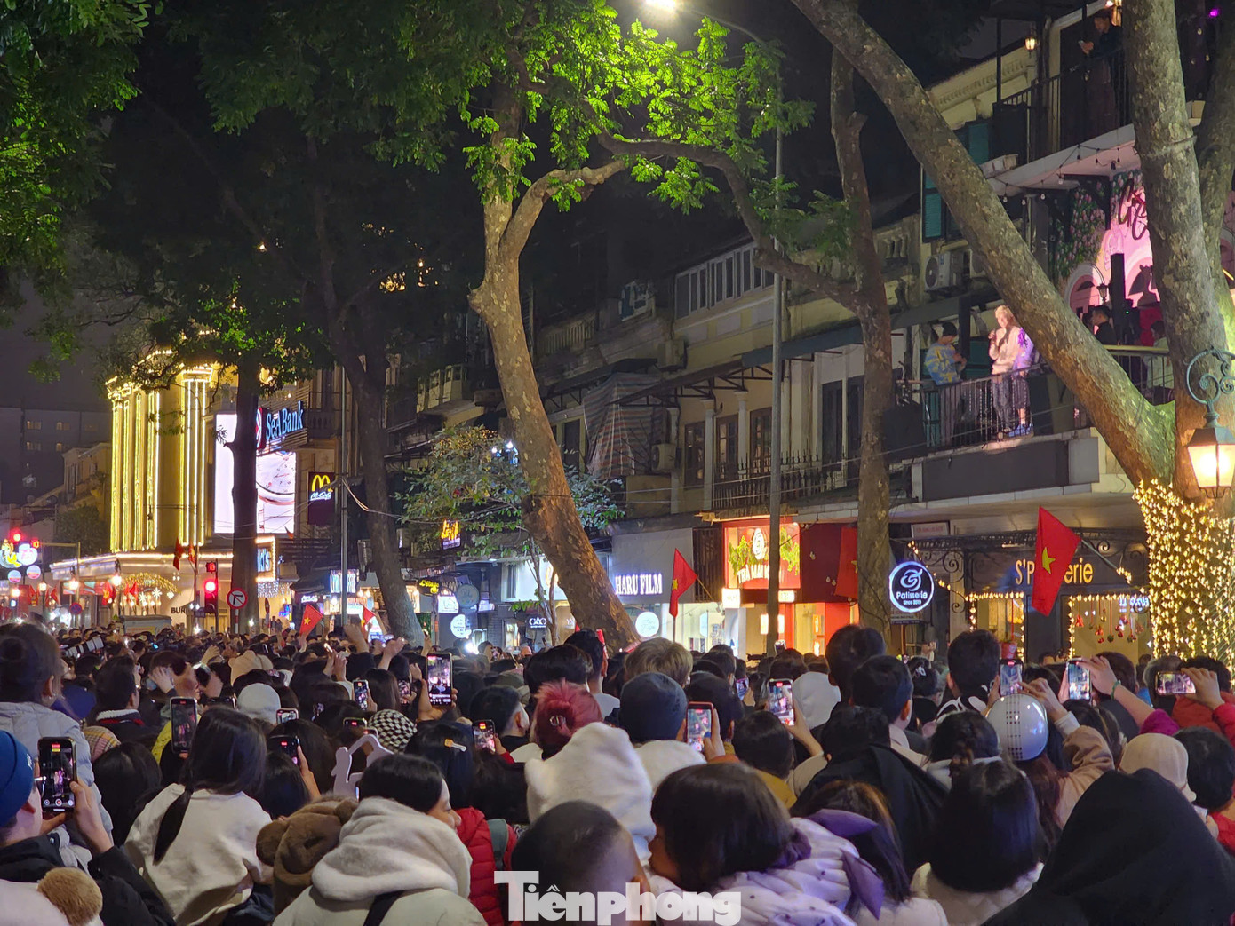 Đám đông hò reo, cổ vũ các nghệ sĩ. Nhiều người vừa đến xem concert Anh trai vượt ngàn chông gai tối 14/12, lại đến góc ban công để nghe các anh tài hát. Chương trình khép lại bằng hit Tìm lại bầu trời của Tuấn Hưng.