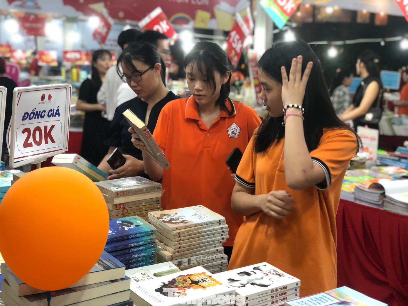 Nhiều độc giả trẻ có mặt tại hội sách ở hồ Văn trong tối 17/4. Nhiều gian hàng sách tung ra chương trình ưu đãi hấp dẫn.