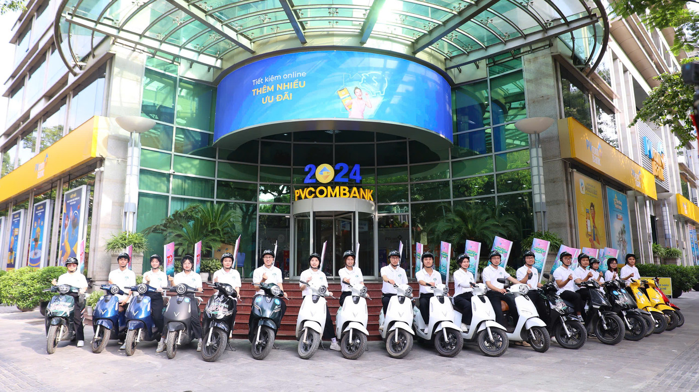 Trụ sở PVcombank - đơn vị tài trợ đồng Ngày thẻ Việt Nam 2024. Hàng chục chiếc xe điện khuyến khích lựa chọn sống xanh, bảo vệ môi trường do nhà tài trợ bạc - Công ty TNHH Kinh doanh thương mại và dịch vụ Vinfast - chuẩn bị cho Roadshow.