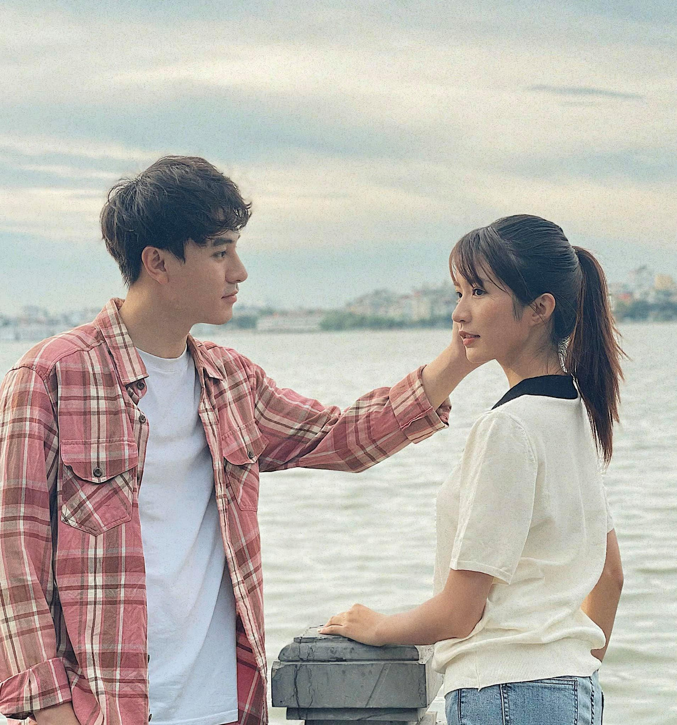 Hai gương mặt trẻ lần đầu kết hợp trong Thương ngày nắng về. Hai gương mặt trẻ lần đầu kết hợp trong Thương ngày nắng về.