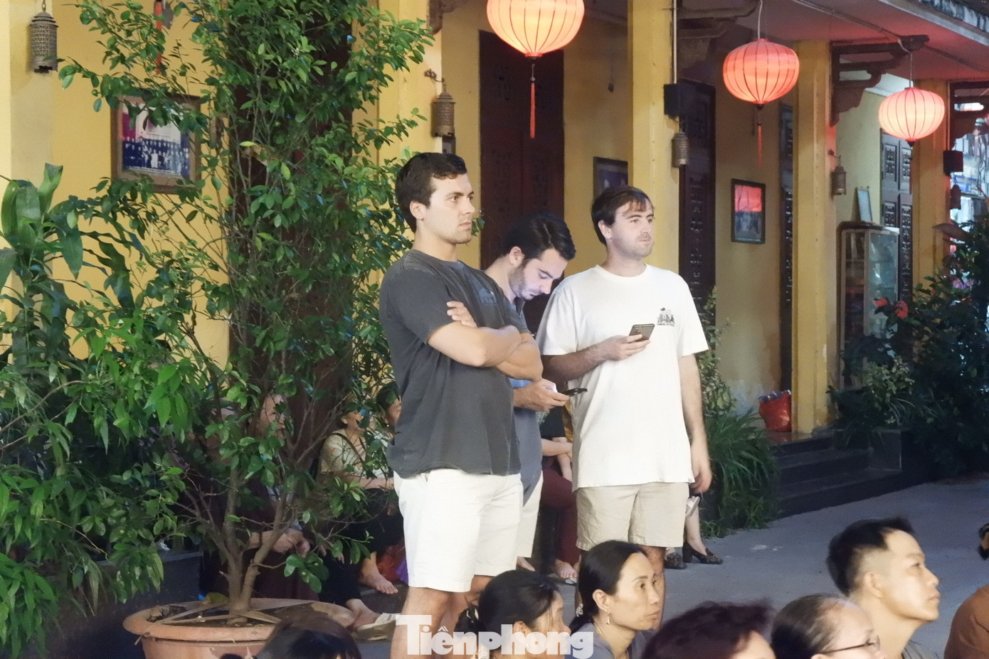 Du khách nước ngoài cũng dừng chân, ghi lại những hình ảnh đẹp trong nghi lễ tại chùa Quán Sứ.