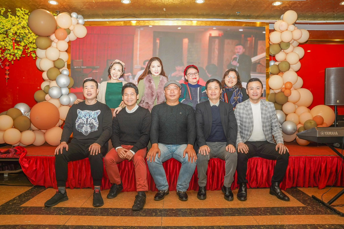 NSƯT Hồng Vy (hàng trên, ngoài cùng bên trái) trong buổi họp lớp đại học năm 2019.