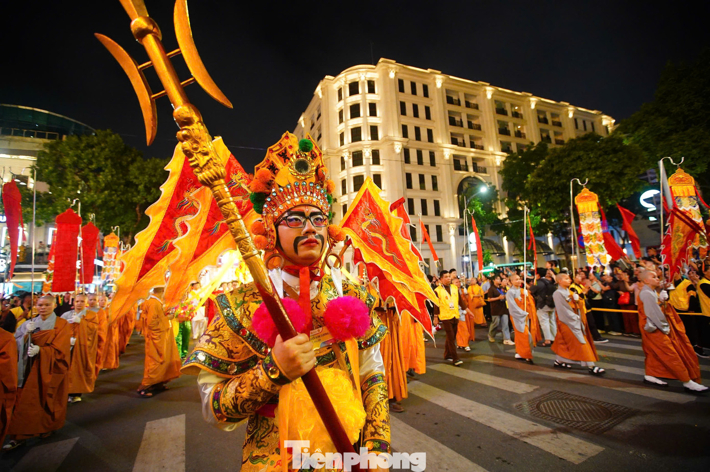 Khi đoàn xe rước xá lợi đi qua, mọi người chắp tay, cúi đầu cung kính.