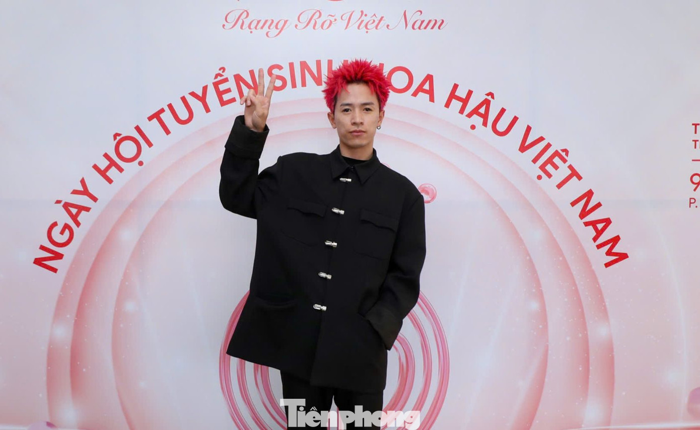 Rapper 7dnight - người tạo ra cơn sốt Không sao cả viral khắp mạng xã hội - tham dự ngày hội tuyển sinh Hoa hậu Việt Nam chiều 25/2. Ca khúc của 7dnight với hai từ khóa trend &quot;Gwenchana&quot; và &quot;Khó chịu vô cùng&quot; tạo thành trend, được nhiều nghệ sĩ, giới trẻ Việt Nam cover trên TikTok.