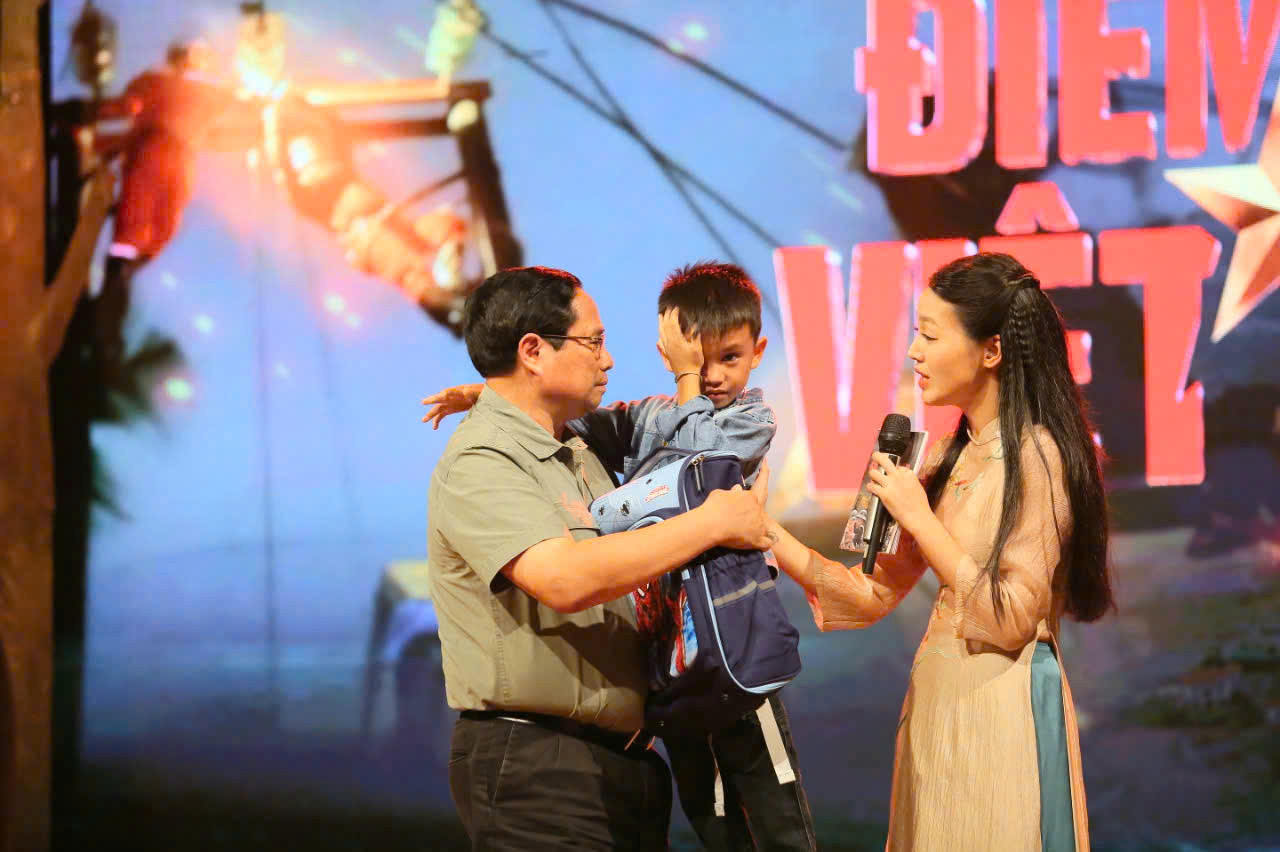 Thủ tướng Phạm Minh Chính bế, trao quà cho em nhỏ được giải cứu sau trận lũ tại Tuyên Quang. Thủ tướng Phạm Minh Chính bế, trao quà cho em nhỏ được giải cứu sau trận lũ tại Tuyên Quang.