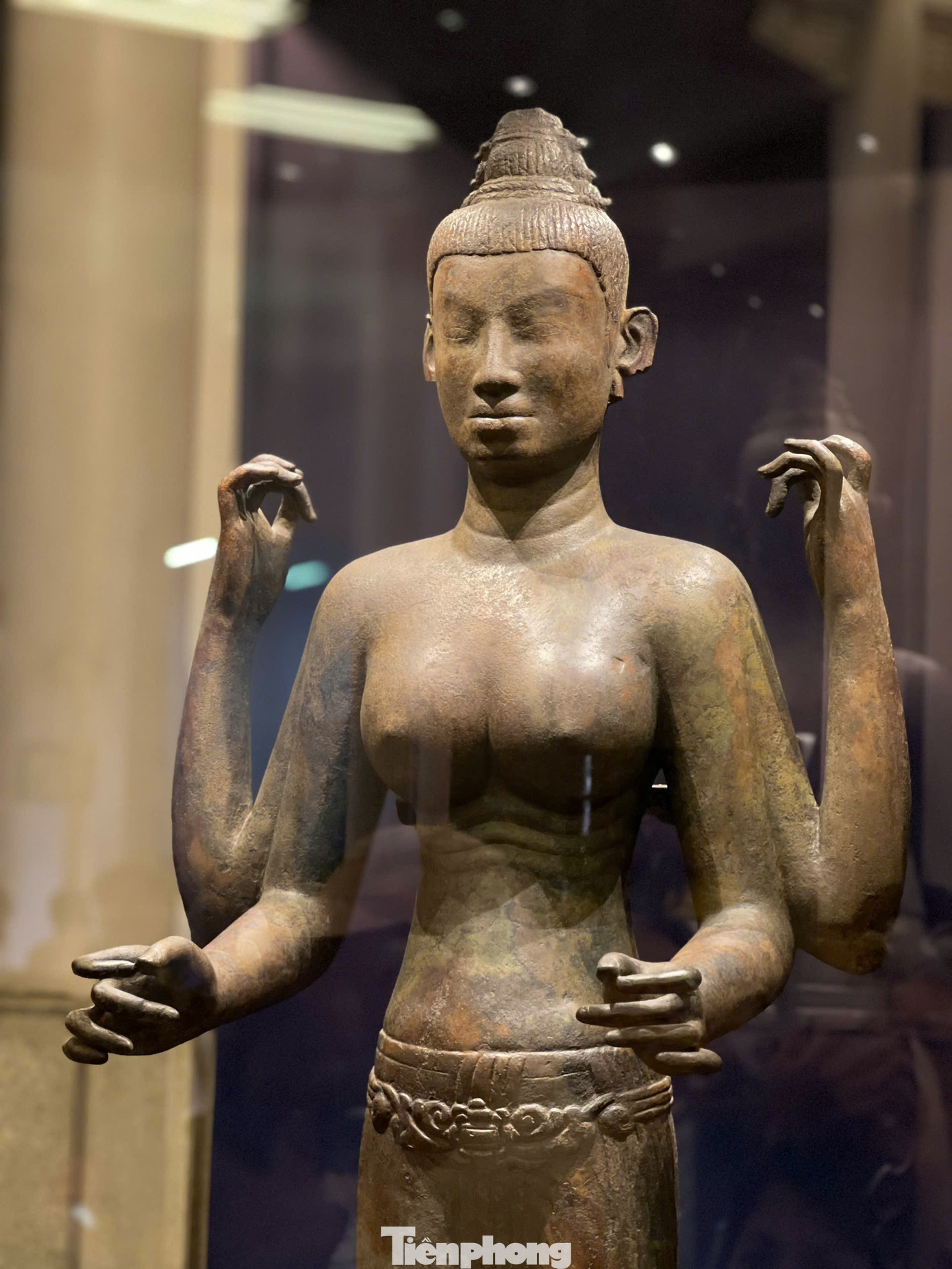 Tượng đồng nữ thần Durga bốn tay là pho tượng cổ, có nguồn gốc Việt Nam với thể khối lớn (dài 191 cm, nặng 101 kg), thể hiện hình tượng nữ thần Durga của Hindu giáo. Hiện vật được tạo tác với khuôn mặt hình trái xoan, hai mắt nhắm hờ, sống mũi cao, miệng mím, cằm tròn, bụng thắt dây buộc tạo hình hoa.