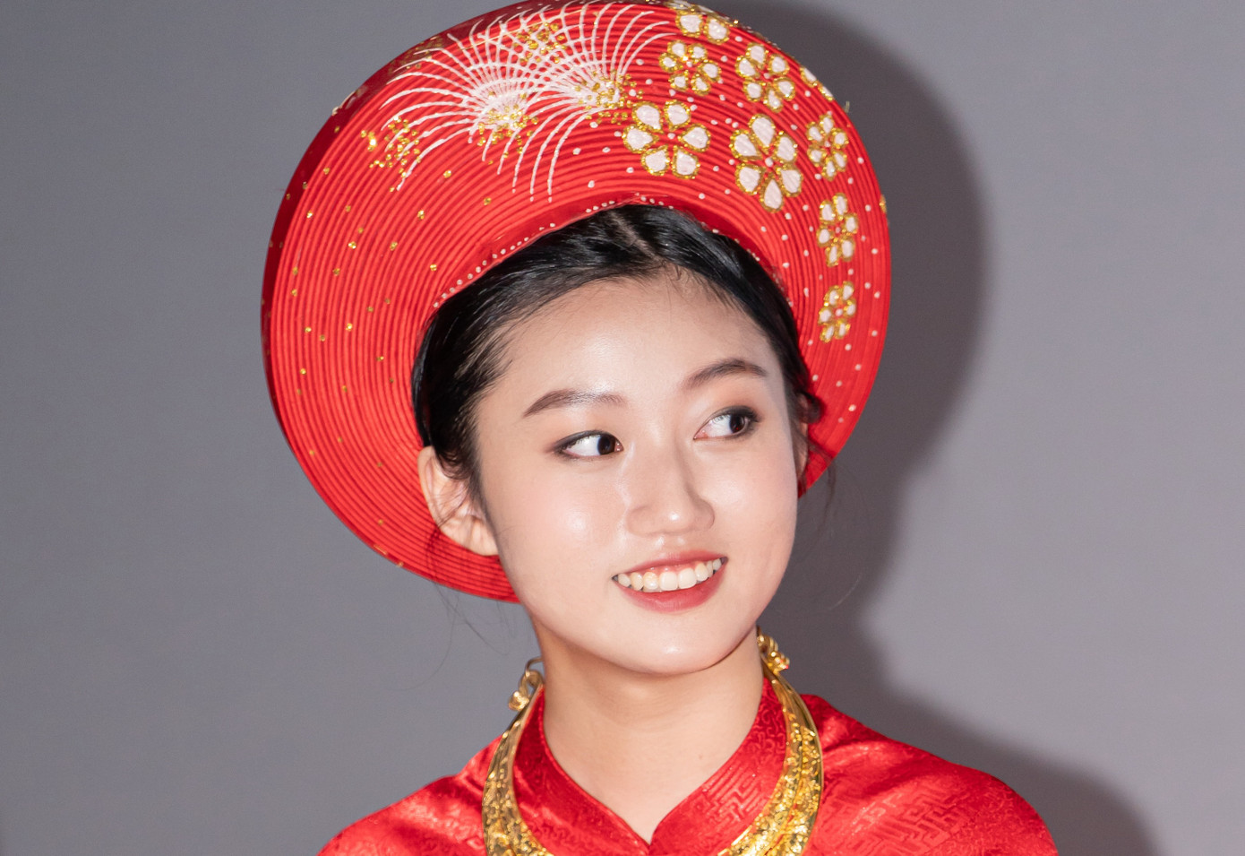 Mai Cát Vi sinh năm 2009, làm mẫu quảng cáo từ năm 5 tuổi. Khi chuyển hướng sang đóng phim, cô ghi dấu ấn qua Hai Phượng, Vợ ba, Mẹ ơi bướm đây!, Bóng đè, Kẻ ẩn danh… Cuối năm 2023, cô chiến thắng hạng mục Nữ diễn viên chính xuất sắc tại liên hoan phim Việt Nam lần thứ 23, trở thành ảnh hậu trẻ nhất điện ảnh Việt ở tuổi 14. Thời điểm đóng phim Bóng đè, cô được đạo diễn Lê Văn Kiệt nhận xét là một trong những diễn viên tốt nhất trong lứa tuổi nhờ nét diễn tự nhiên. "Tôi không thể tìm thấy một gương mặt nào hoàn hảo hơn khi ấy", đạo diễn nói.