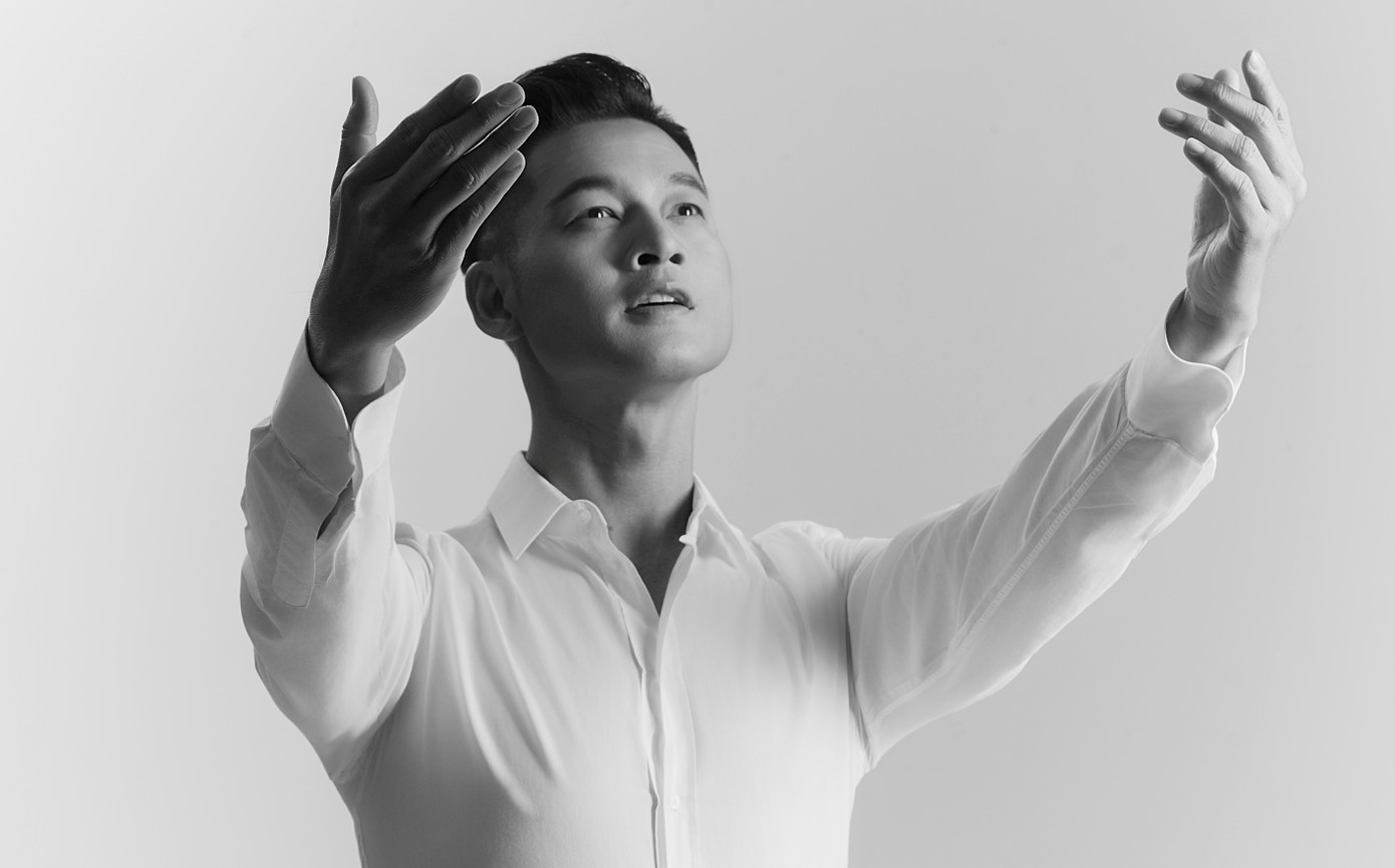 Đức Tuấn làm mới nhạc cách mạng. Đức Tuấn làm mới nhạc cách mạng.