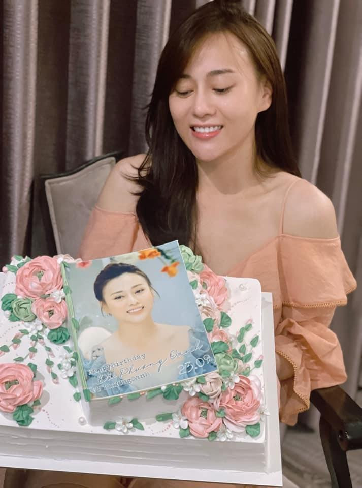 Nữ diễn viên đón tuổi mới tại địa điểm quay. Nữ diễn viên đón tuổi mới tại địa điểm quay.