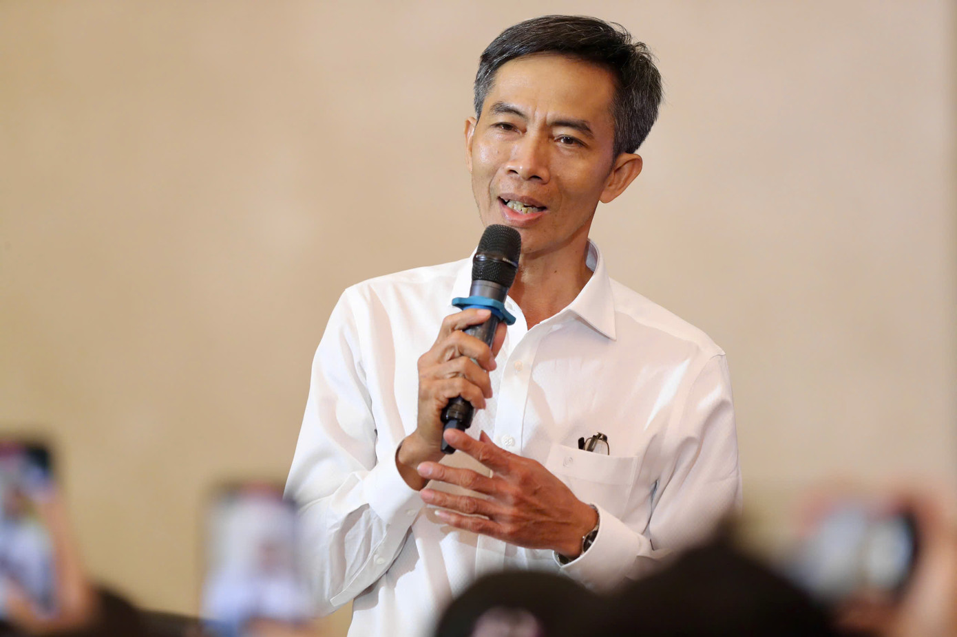 Ông Hà Văn Phúc - bố của Hoa hậu Hà Trúc Linh - xuất hiện ở buổi giao lưu. Ảnh: Duy Anh. Ông Hà Văn Phúc - bố của Hoa hậu Hà Trúc Linh - xuất hiện ở buổi giao lưu. Ảnh: Duy Anh.