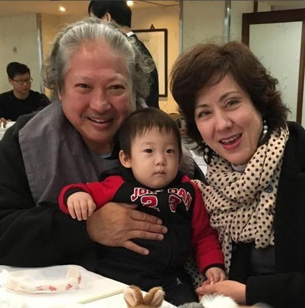 Cặp đôi nổi tiếng vui vầy bên con cháu Cặp đôi nổi tiếng vui vầy bên con cháu