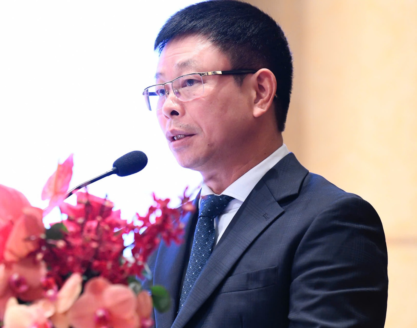 Nhà báo Phùng Công Sưởng - Tổng biên tập báo Tiền Phong - Trưởng BTC Hoa hậu Việt Nam 2024 - phát biểu tại họp báo.