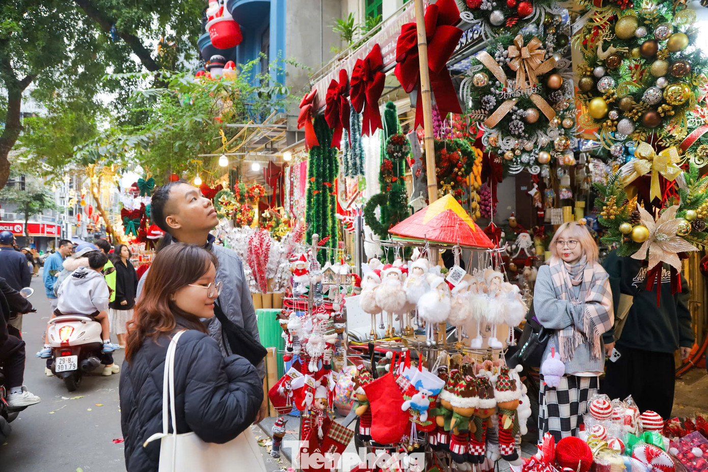 Về sau, khu phố còn mở rộng kinh doanh nhiều mặt hàng như thiệp cưới, bưu thiếp, hoa trang trí, văn phòng phẩm và đồ chơi hiện đại…