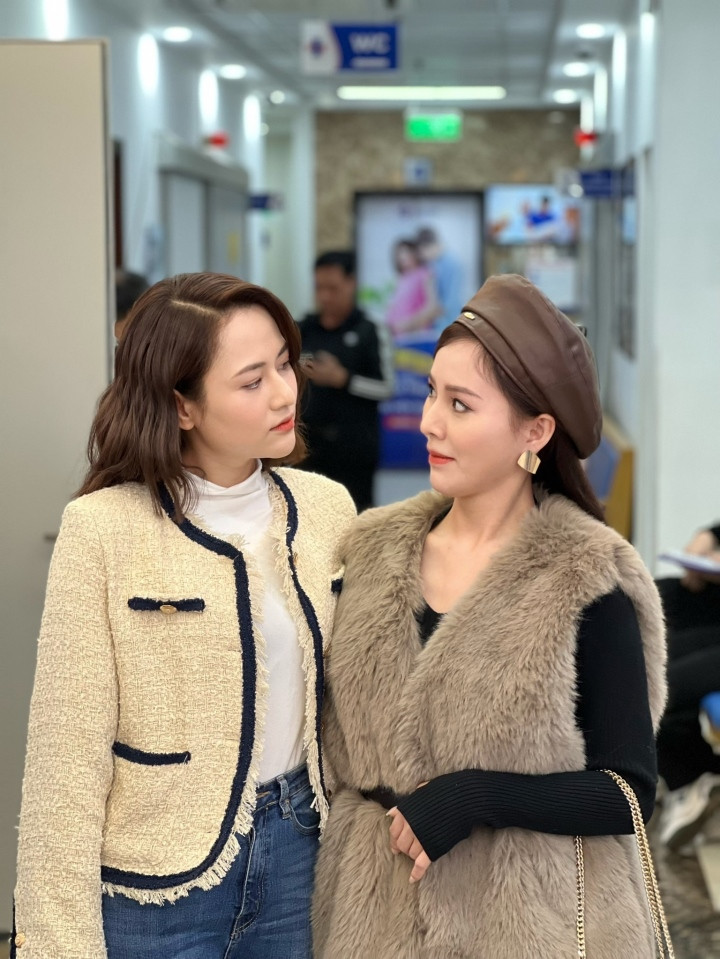 Vũ Việt Hoa và Minh Thu thân thiết trong hậu trường. Ảnh: FBNV.