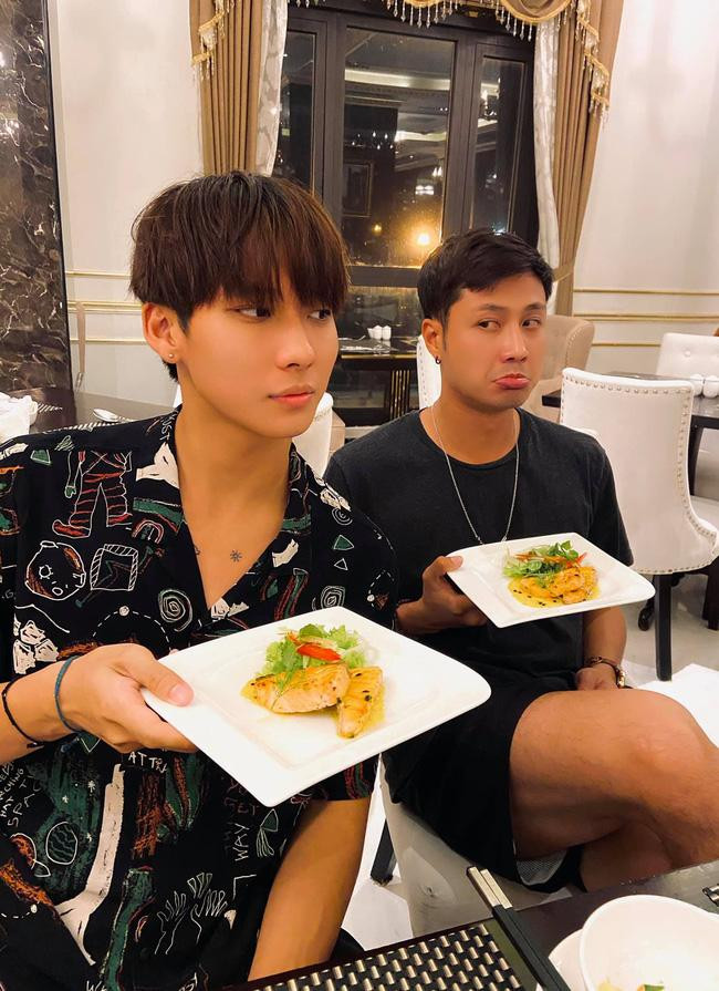 Nam Việt cùng anh trai- diễn viên Thanh Sơn- đều sở hữu ngoại hình điển trai. Nam Việt cùng anh trai- diễn viên Thanh Sơn- đều sở hữu ngoại hình điển trai.