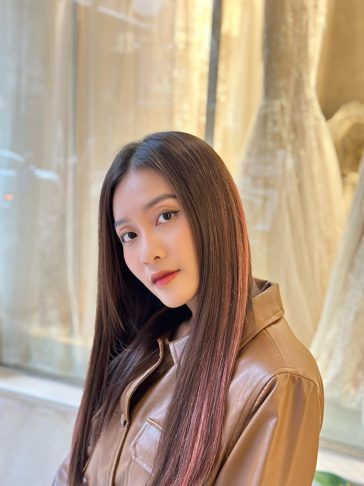 Lần thứ hai ra Bắc đóng phim, Khả Ngân cho biết cô khá áp lực vì chưa quen với thời tiết mùa đông ở Hà Nội. Tuy nhiên, cô tự tin sức khỏe tốt. Trước đó, khi quay 11 tháng 5 ngày, Khả Ngân phải nhập viện do suy nhược cơ thể.