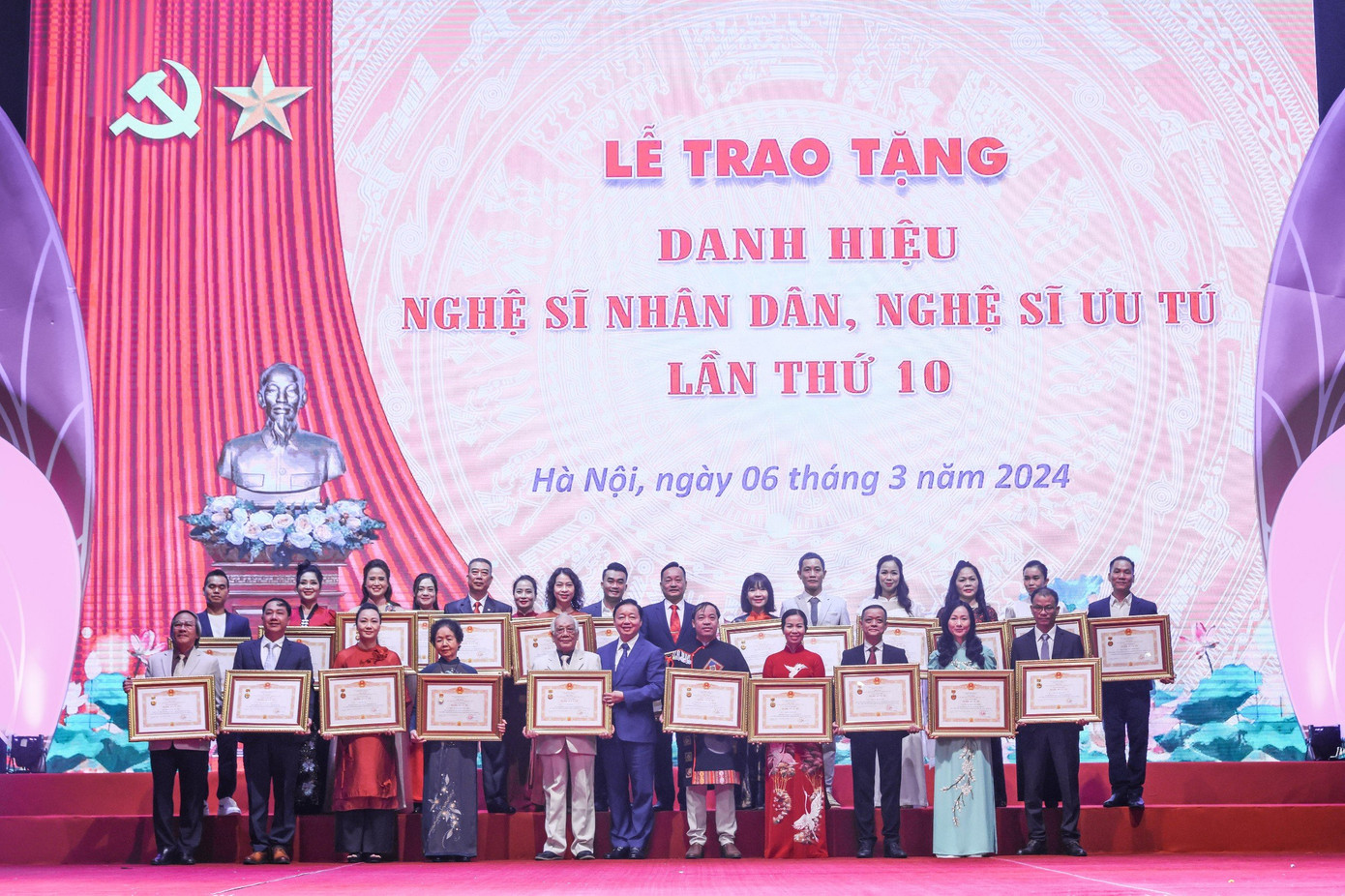 125 nghệ sĩ được tặng, truy tặng danh hiệu NSND, 264 nghệ sĩ được tặng, truy tặng danh hiệu NSƯT trong đợt xét tặng này.