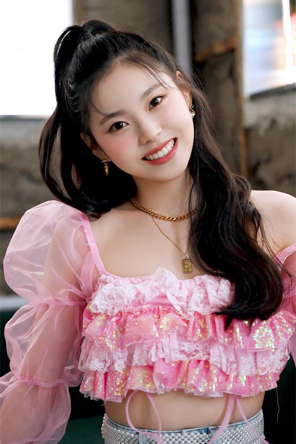 Trong video công ty quản lý đăng tải, Kyujin đã cover lại ca khúc hit &quot;My Oh My&quot; của ca sĩ Camilla Cabello. Tuy nhận một số ý kiến trái chiều về khả năng phát âm Tiếng Anh, nữ thần tượng 10x vẫn gây ấn tượng nhờ ngoại hình ngọt ngào, rạng rỡ.