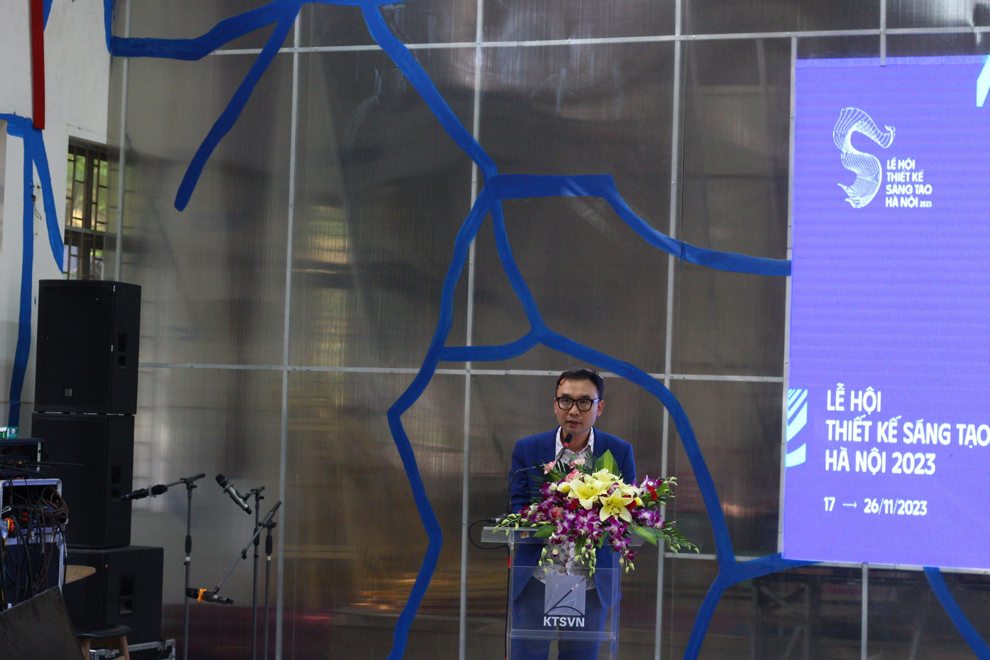 PGS.TS Nguyễn Việt Khôi - Đại diện Khoa Các khoa học liên ngành - phát biểu khai mạc tọa đàm.