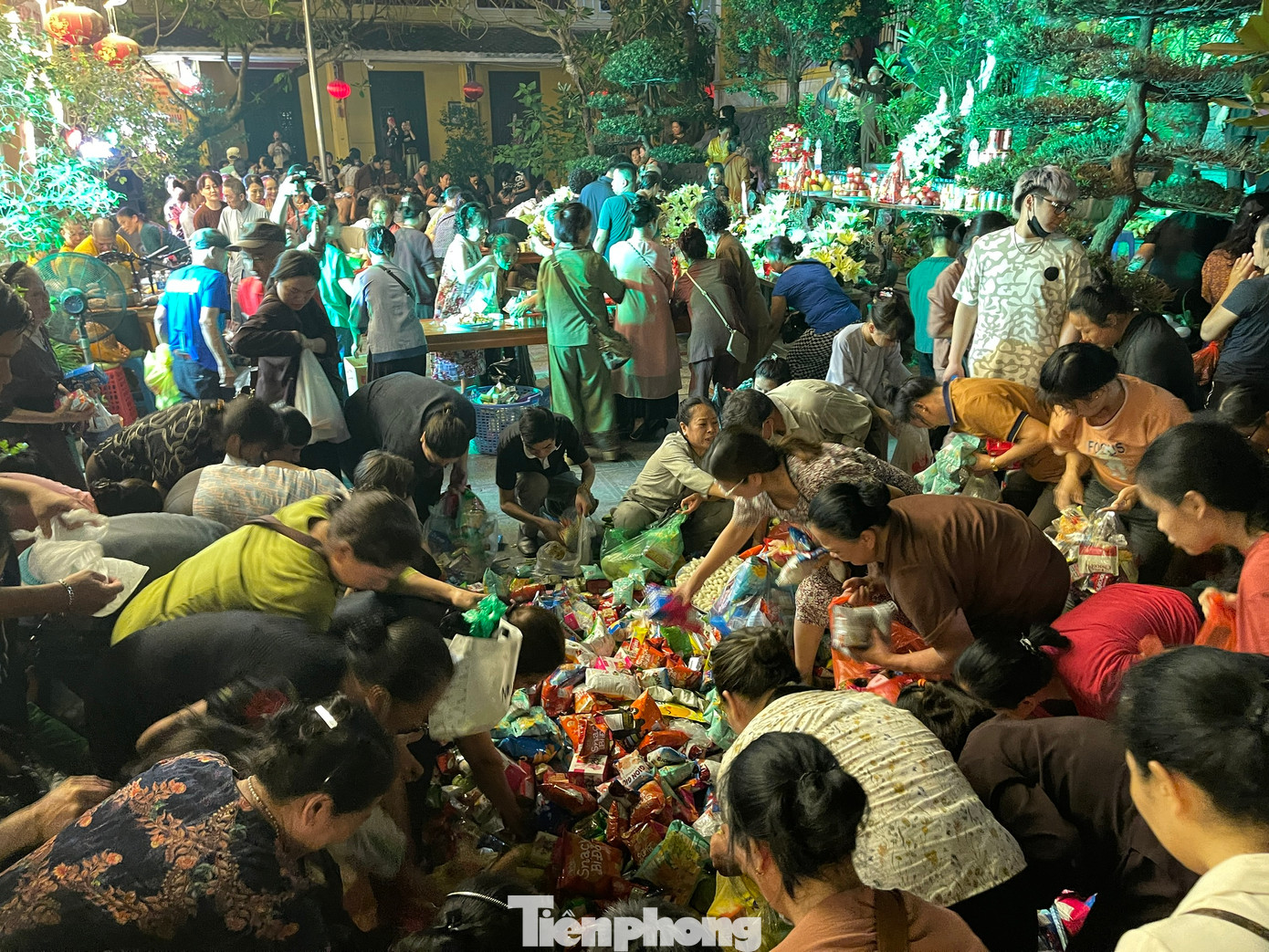 Lễ đàn kết thúc, lộc lễ cúng đàn thí thực được phân phát cho Phật tử và người dân.