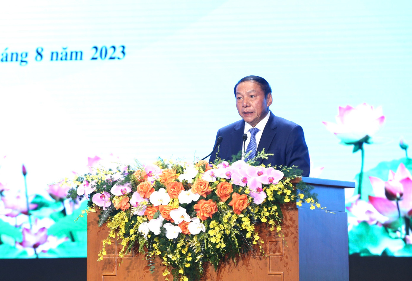 Bộ trưởng VHTTDL Nguyễn Văn Hùng đọc Thư chúc mừng Hội nghị tuyên dương gương điển hình tiên tiến trong lĩnh vực Văn hóa toàn quốc năm 2023 của Tổng Bí thư Nguyễn Phú Trọng. Ảnh: Trần Huấn. Bộ trưởng VHTTDL Nguyễn Văn Hùng đọc Thư chúc mừng Hội nghị tuyên dương gương điển hình tiên tiến trong lĩnh vực Văn hóa toàn quốc năm 2023 của Tổng Bí thư Nguyễn Phú Trọng. Ảnh: Trần Huấn.