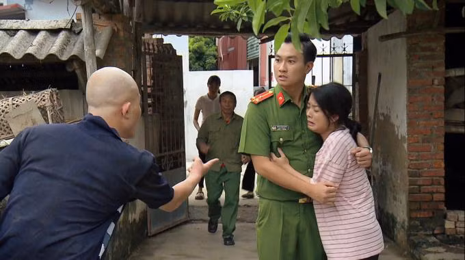 Trong phim, anh không ít lần phải thực hiện những cảnh quay xô xát, va chạm. Trong phim, anh không ít lần phải thực hiện những cảnh quay xô xát, va chạm.