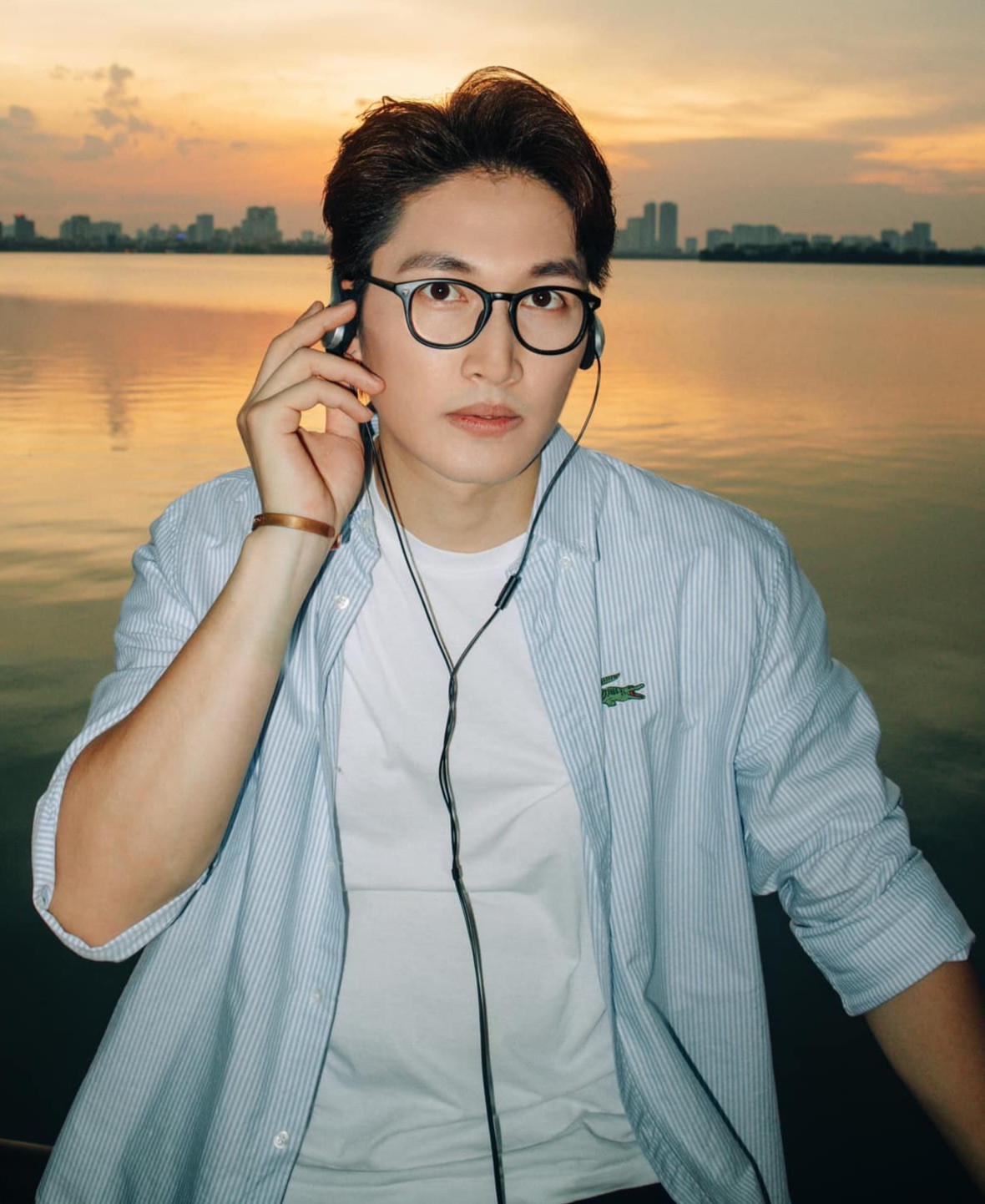 Đình Tú đóng nhiều phim trên sóng giờ vàng. Đình Tú đóng nhiều phim trên sóng giờ vàng.