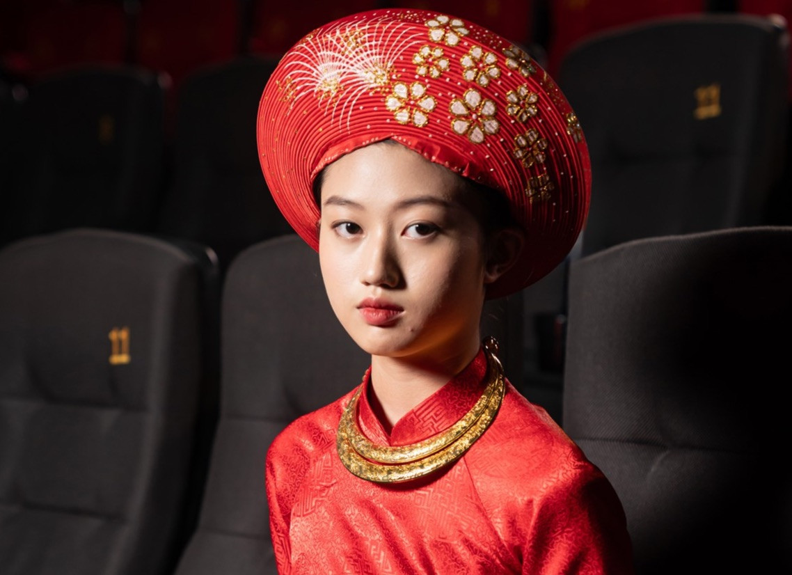 Vai diễn của Mai Cát Vi được tiết lộ là cô gái trẻ sinh ra trong gia đình nghèo khổ. Đến tuổi phải xuất giá, cô được gia đình giàu có nhất vùng đến cưới hỏi. Nhân vật của Mai Cát Vi nhanh chóng nhận ra sự thật nghiệt ngã, âm mưu rùng rợn dưới lớp vỏ hào nhoáng của quyền lực và tiền tài. Khi được hỏi về kỳ vọng danh xưng “mỹ nhân mới của phim kinh dị”, Mai Cát Vi nói cách gọi này nghe lớn lao. Cô chỉ mong muốn được hóa thân vào nhân vật. Danh xưng còn phụ thuộc vào đánh giá của khán giả.