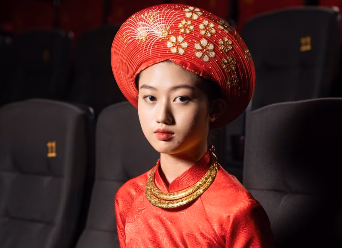 Vai diễn của Mai Cát Vi được tiết lộ là cô gái trẻ sinh ra trong gia đình nghèo khổ. Đến tuổi phải xuất giá, cô được gia đình giàu có nhất vùng đến cưới hỏi. Nhân vật của Mai Cát Vi nhanh chóng nhận ra sự thật nghiệt ngã, âm mưu rùng rợn dưới lớp vỏ hào nhoáng của quyền lực và tiền tài. Khi được hỏi về kỳ vọng danh xưng “mỹ nhân mới của phim kinh dị”, Mai Cát Vi nói cách gọi này nghe lớn lao. Cô chỉ mong muốn được hóa thân vào nhân vật. Danh xưng còn phụ thuộc vào đánh giá của khán giả.