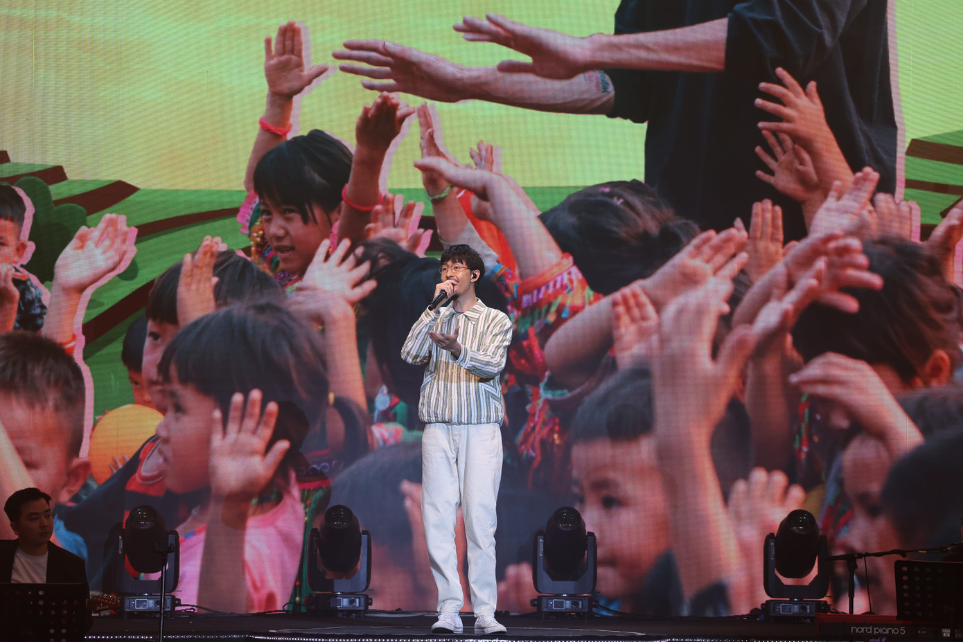 Đen cũng trình diễn Nấu ăn cho em - sản phẩm âm nhạc giành giải MV của năm trên sân khấu lễ trao giải Cống hiến 2024. Đen Vâu đang trải qua những ngày tháng khó quên trong sự nghiệp khi liên tục được xướng tên ở các giải thưởng lớn. Anh vừa được vinh danh Gương mặt trẻ Việt Nam tiêu biểu năm 2023.