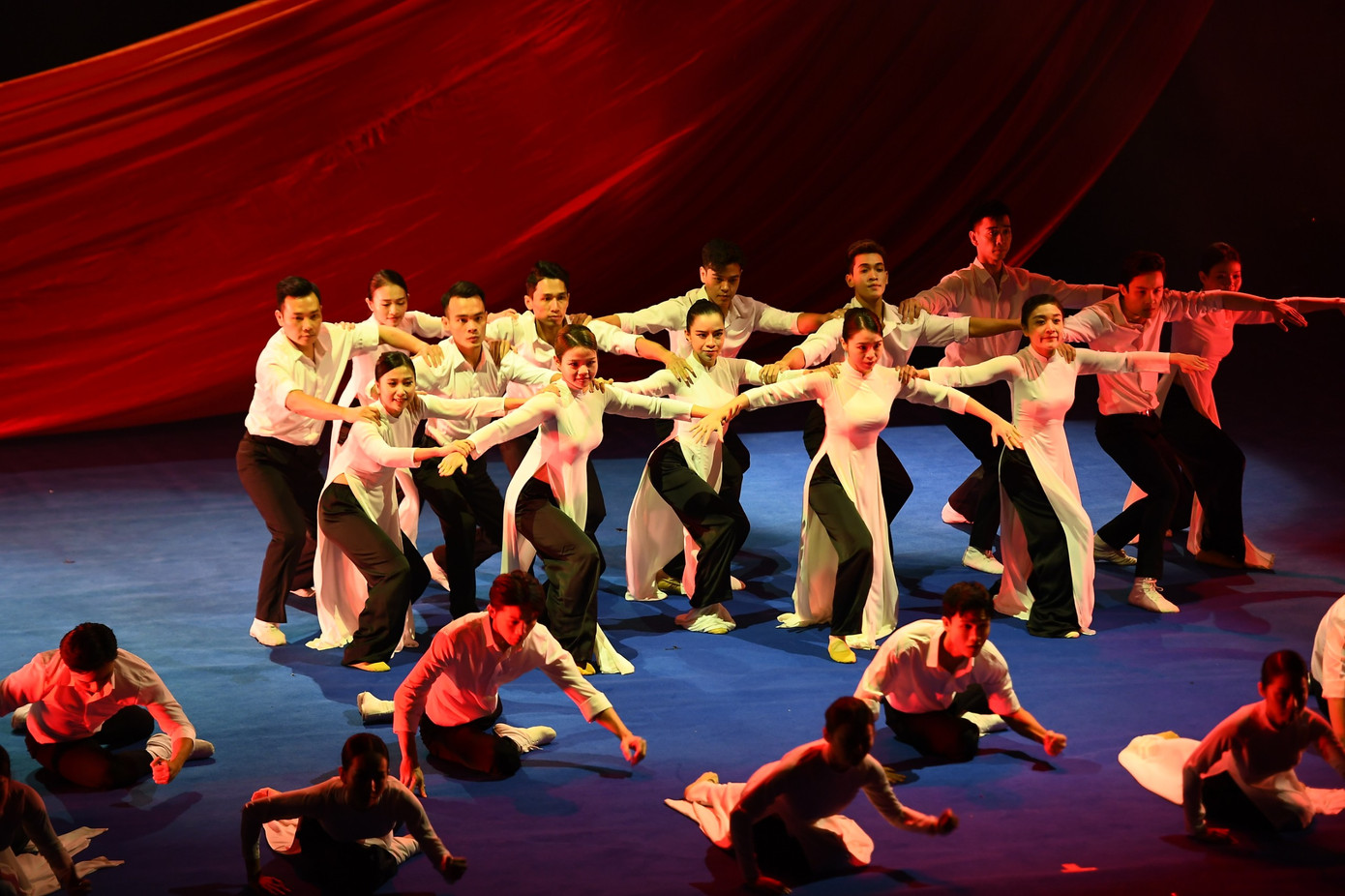 Chương 1 của chương trình nghệ thuật có chủ đề Tự hào, tái hiện lịch sử hào hùng của những phong trào sinh viên yêu nước.